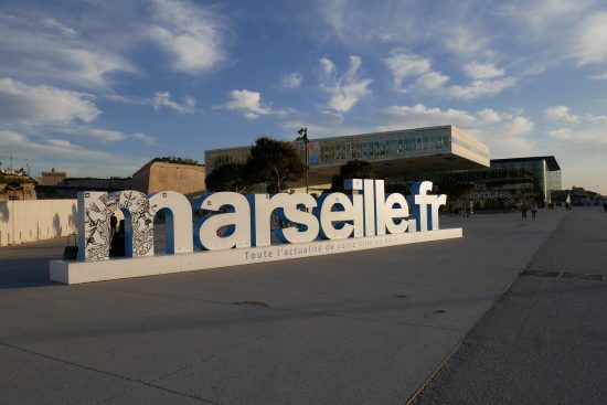 découvrez marseille, la cité phocéenne au riche patrimoine culturel et historique. explorez ses quartiers emblématiques, savourez la délicieuse cuisine méditerranéenne et profitez de ses plages ensoleillées. vivez une expérience inoubliable dans cette ville dynamique et accueillante.