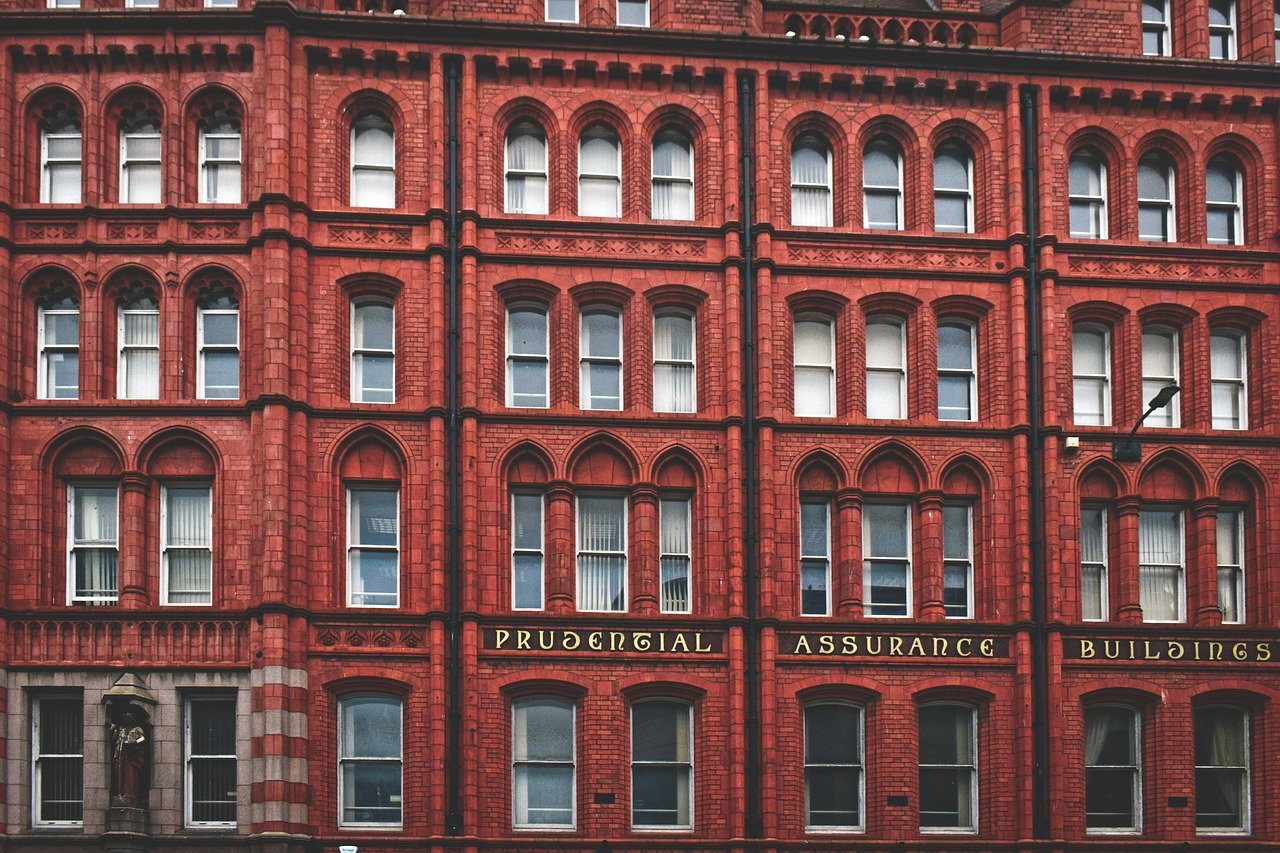 découvrez liverpool, une ville vibrante au riche patrimoine culturel, célèbre pour son équipe de football légendaire, ses musées fascinants et son ambiance musicale unique. explorez ses emblématiques docks, ses rues animées et profitez d'une expérience authentique entre histoire et modernité.