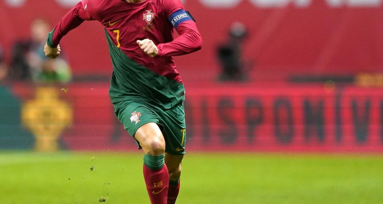 découvrez l'incroyable parcours de ronaldo, l'une des légendes du football. plongez dans son histoire, ses exploits sur le terrain et son impact sur le sport à travers le monde.