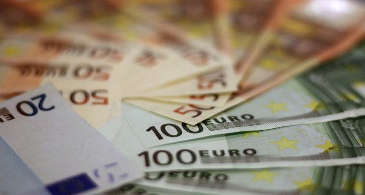 découvrez l'euro, la monnaie officielle de la zone euro, son histoire, son fonctionnement et son impact sur l'économie européenne. informations pratiques et conseils pour les voyageurs.