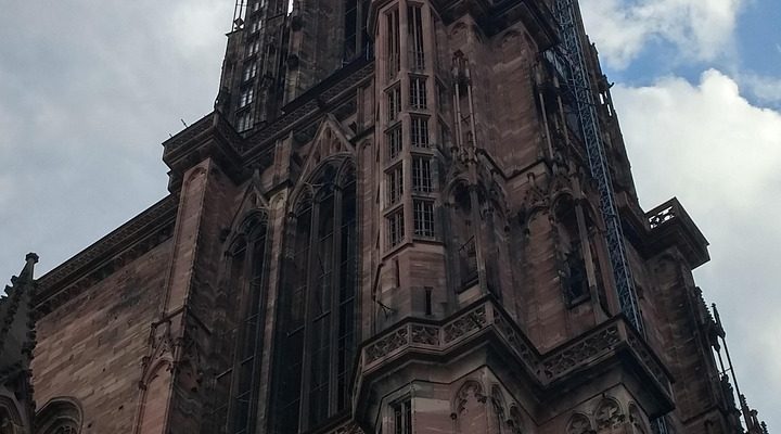 découvrez strasbourg, une ville emblématique de l'alsace, célèbre pour son patrimoine architectural, sa culture riche et son ambiance cosmopolite. explorez la magnifique cathédrale, flânez dans les ruelles pittoresques de la petite france et savourez la délicieuse gastronomie locale. strasbourg, au cœur de l'europe, vous promet une expérience inoubliable.