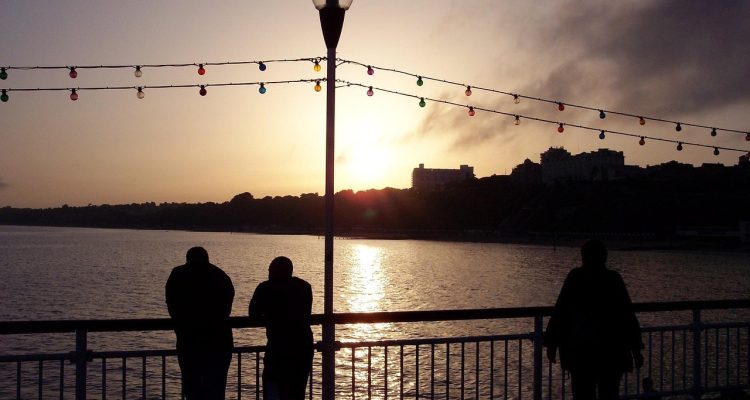 découvrez bournemouth, une charmante ville côtière anglaise célèbre pour ses plages de sable fin, son ambiance animée et ses attractions touristiques variées.