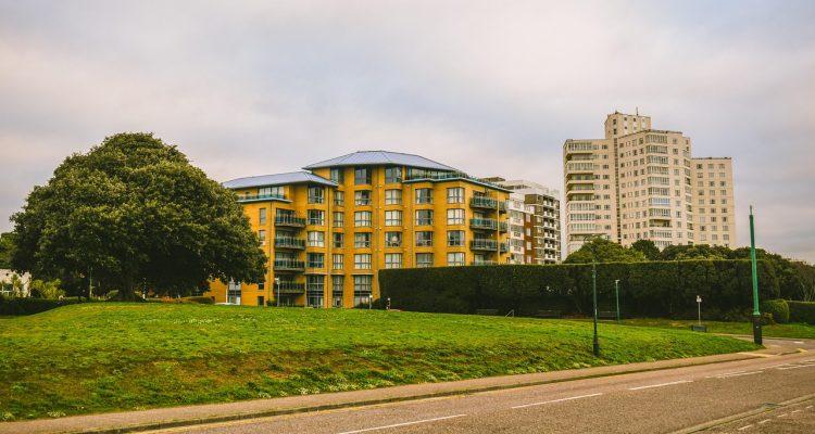découvrez bournemouth, une charmante ville côtière britannique réputée pour ses plages dorées, son ambiance animée et ses attractions culturelles. parfaite pour des vacances en famille ou entre amis.