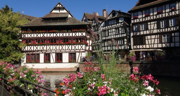 découvrez strasbourg, ville riche en histoire et culture, célèbre pour sa magnifique cathédrale, ses quartiers pittoresques et sa cuisine alsacienne authentique.