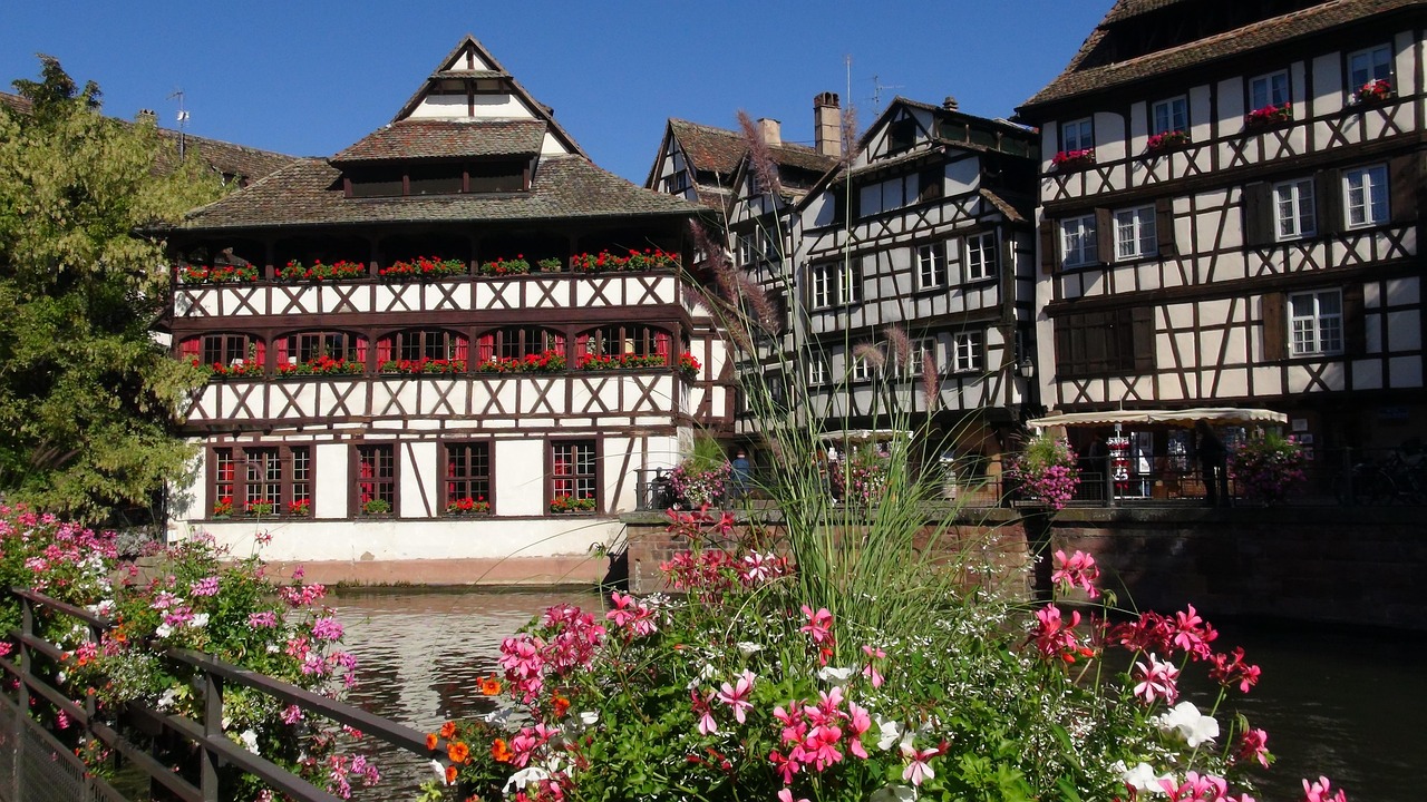 découvrez strasbourg, ville riche en histoire et culture, célèbre pour sa magnifique cathédrale, ses quartiers pittoresques et sa cuisine alsacienne authentique.