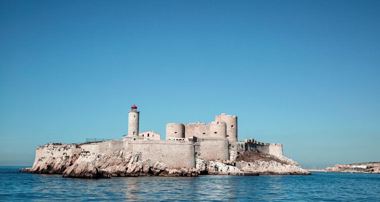 découvrez la composition officielle des équipes pour le match de ligue des champions entre marseille et liverpool, avec les titulaires, remplaçants et les dernières informations sur les joueurs.