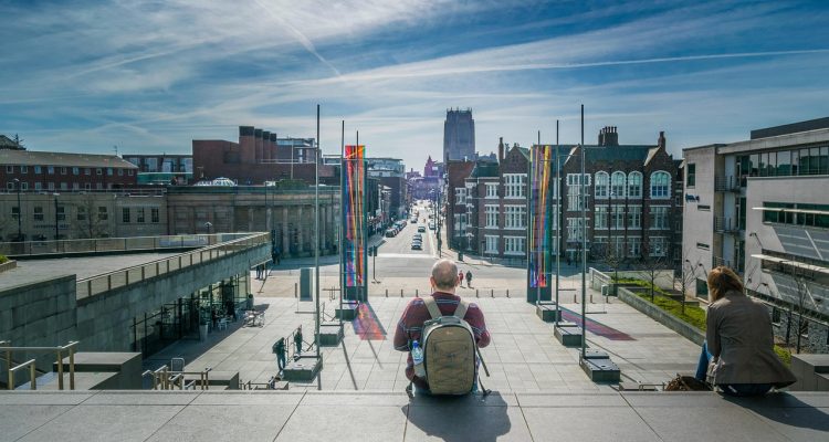 découvrez liverpool, une ville dynamique riche en histoire, culture et passion pour le football. explorez ses attractions emblématiques, sa scène musicale légendaire et son ambiance unique.