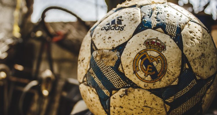 découvrez la décision d'alonso concernant son avenir au real madrid et les dernières informations sur son engagement avec le club.