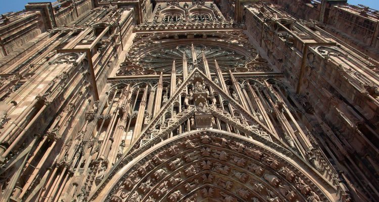 découvrez strasbourg, une ville riche en histoire et en culture, célèbre pour sa cathédrale, ses quartiers pittoresques et sa gastronomie alsacienne.