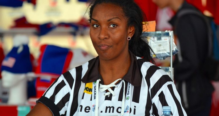 découvrez tout sur l'arbitrage : règles, techniques et conseils pour devenir un arbitre efficace et respecté dans votre sport favori.