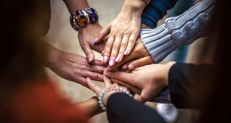 découvrez l'importance de la confiance dans les relations personnelles et professionnelles, et comment la bâtir durablement.