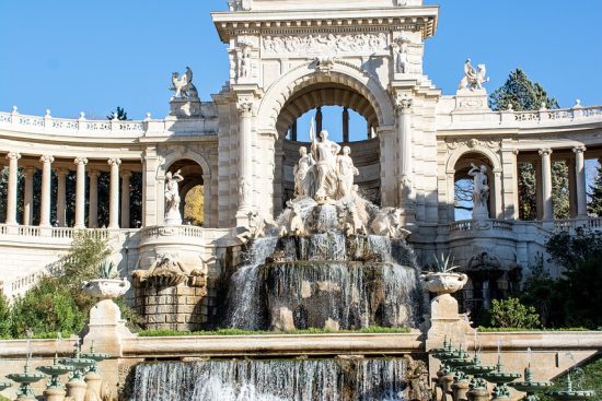 découvrez l'histoire captivante de la mafia à marseille, ses origines, ses acteurs clés et son impact sur la ville.