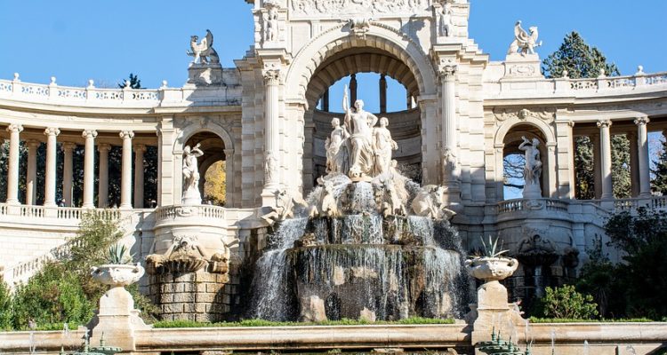 découvrez l'histoire captivante de la mafia à marseille, ses origines, ses acteurs clés et son impact sur la ville.