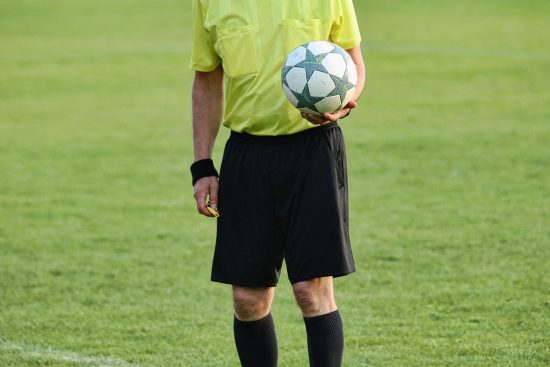 découvrez les causes courantes de l'insatisfaction face aux décisions des arbitres et comment elles impactent le déroulement des compétitions sportives.